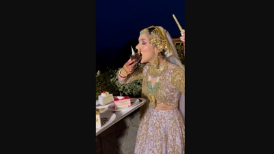 The image shows the bride eating. (Instagram/@sarbanisethi_makeupartist)