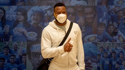 Kieron Pollard arrives in Abu Dhabi (MI / Twitter)