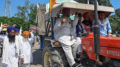 Farmers shout slogans as they make their way to Delhi to join farmers who are continuing their protest against the central government's agricultural reforms in the village Jandiala on the outskirts of Amritsar on September 15, 2021. (AFP) Farmers shout slogans as they make their way to Delhi to join farmers who are continuing their protest against the central government's agricultural reforms in the village Jandiala on the outskirts of Amritsar on September 15, 2021. (AFP)