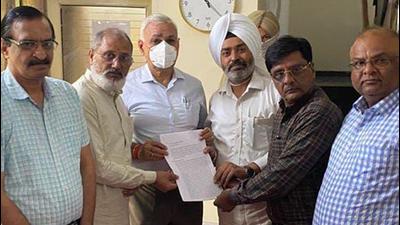 BJP leaders handing over the memorandum to Durga Shanker Mishra, secretary, ministry of housing and urban affairs, in Ludhiana on Friday. (HT Photo)