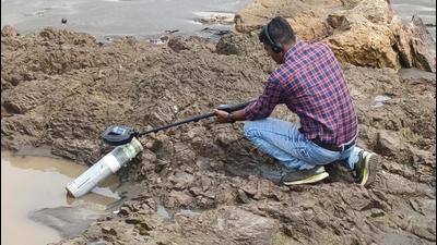 The bomb disposal and detection squad (BDDS), Thane, defused a three-feet-long marine location marker (MLM) usually used by the Indian Navy and other navies across the world, at Kore coast in Palghar district on Wednesday evening.