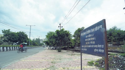The residential area in Arun Vihar, opposite Sector 29, is majorly home to retired armed forces personnel. (SUNIL GHOSH/HT PHOTO) The residential area in Arun Vihar, opposite Sector 29, is majorly home to retired armed forces personnel. (SUNIL GHOSH/HT PHOTO)