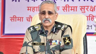 BSF DG Pankaj Kumar Singh addressing the media. He visited RS Pura and Arnia sectors to review security scenario on Indo-Pak border on Friday. (HT Photo)