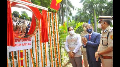 Inauguration of convex mirror initiative at Sukhna Lake in Chandigarh on Friday. A total of 107 convex mirrors will be installed in the city to provide better visibility at blind spots. The mirrors have been provided by ICICI Lombard as part of their corporate social responsibility initiative. (Keshav Singh/HT)