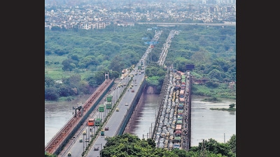 An official spokesperson said the office-bearers of 43 farmer organisations have been invited for talks to open the passage on the national highways leading to Delhi which farmers are blocking in protest against the Centre’s three farm laws. (HT File)