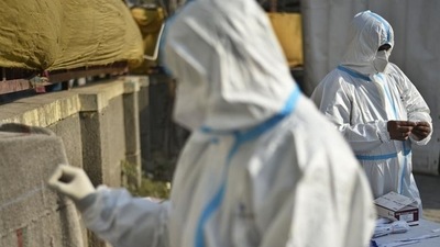 Health workers in PPE coveralls working at a temporary coronavirus testing facility set up at Sarai Kale Khan in New Delhi. (Biplov Bhuyan/HT file photo)