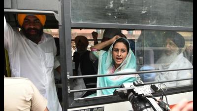 SAD holds march against farm laws in Delhi; Sukhbir, Harsimrat detained