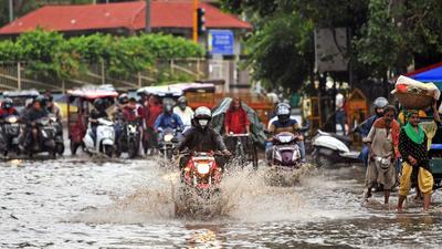 Vehicles wade through flooded roads after heavy rainfall at Baraf Khana Chowk in New Delhi on Thursday. (ANI)
