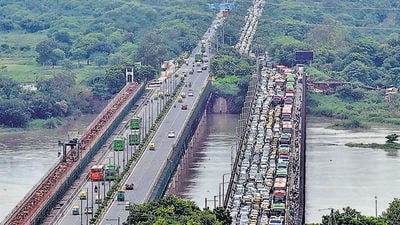 Throughout the day, the Delhi traffic police used its social media handles to alert commuters about intermittent closure of specific roads and to suggest diversions to avoid inconvenience. However, despite these warnings, snarls were seen at Dhaula Kuan, ITO, Vikas Marg, Delhi Gate, Karol Bagh, Sardar Patel Marg, Moti Bagh and Rao Tula Ram Marg, among others. (Arvind Yadav/HT PHOTO)