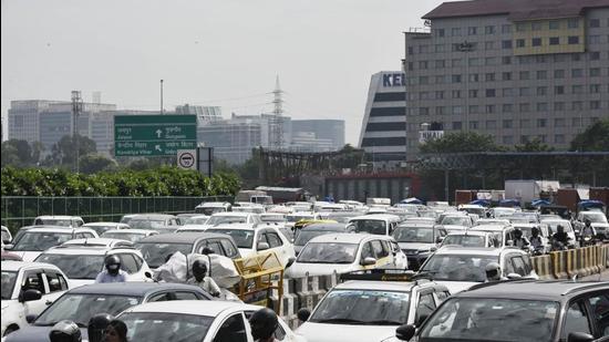 Heavy traffic jam at the Sirhaul border on Friday due to police screening of vehicles. Farmers called for a protest in central Delhi against three controversial farm laws passed exactly a year ago. (Vipin Kumar/HT Photo)
