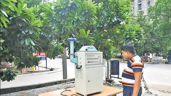 The Uttar Pradesh pollution control board has installed monitoring machines in Kaushambi, Ghaziabad, to resolve different pollution-related issues in the township. (SAKIB ALI/HT PHOTO)
