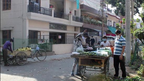 Mayor Ravi Kant Sharma said that in order to mitigate the impact of Covid lockdown on the street vendors, the Union ministry of housing and urban affairs had launched the Prime Minister Street Vendor’s AtmaNirbhar Nidhi. (HT FILE PHOTO)