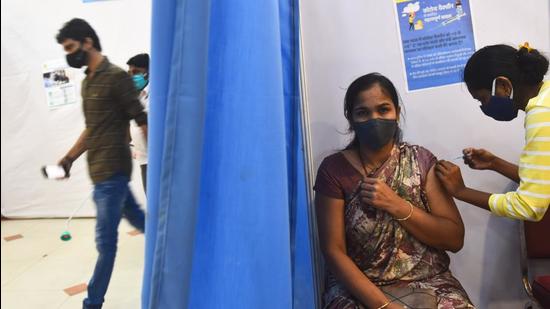 A health worker inoculates a beneficiary against Covid-19 at Madhav Baug Vaccination Centre in Mumbai on Wednesday. (HT archive)