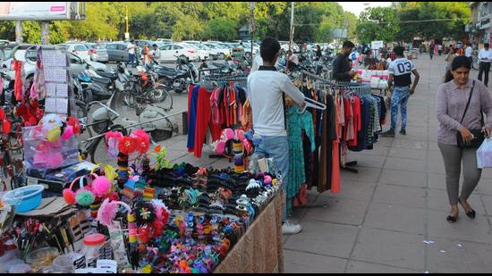 During a visit by officials of Mohali MC, vendors were found fearlessly operating in parking lots and on the main road in the markets of Phases 7, 3B1, 3B2, 9, 10 and 11. (HT FILE PHOTO)