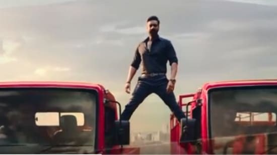 The image shows Ajay Devgn recreating his iconic split.(Twitter/@MahindraTrukBus)