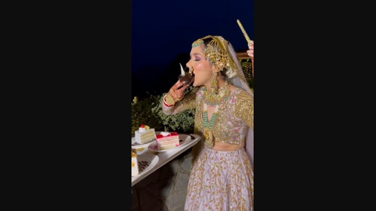 The image shows the bride eating.(Instagram/@sarbanisethi_makeupartist)