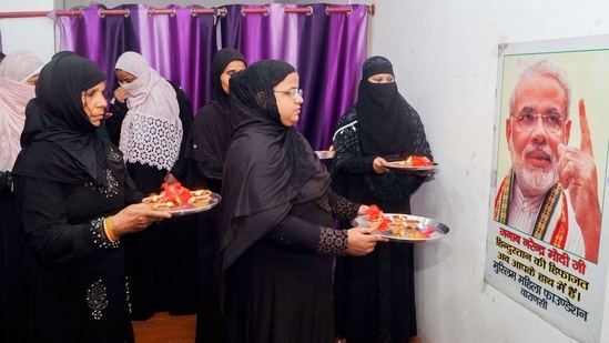 Members of Muslim Society perform 'aarti' of Prime Minister Narendra Modi on his birthday in Varanasi.(PTI)