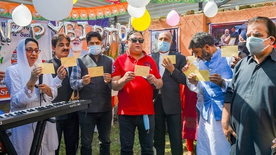 BJP leaders and workers celebrate Prime Minister Narendra Modi's 71st birthday, at party headquarters in Srinagar.(PTI)