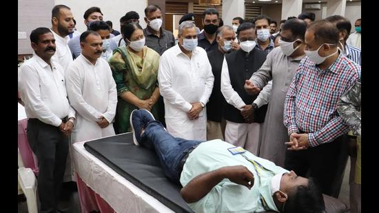 Leaders of Chandigarh unit of BJP taking part in the blood donation camp to mark the 71st birthday of Prime Minister Narendra Modi at the community centre of Sector 37. (HT PHOTO)
