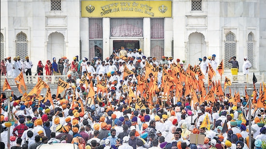 Police officers said that nearly 1,500 protesters gathered at the Rakab Ganj Gurdwara to begin their protest march on Friday morning. (Sanchit Khanna/HT PHOTO)