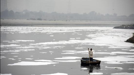 Water pollution on the Yamuna river in Delhi. (HT Photo)