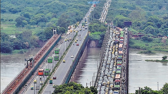 Throughout the day, the Delhi traffic police used its social media handles to alert commuters about intermittent closure of specific roads and to suggest diversions to avoid inconvenience. However, despite these warnings, snarls were seen at Dhaula Kuan, ITO, Vikas Marg, Delhi Gate, Karol Bagh, Sardar Patel Marg, Moti Bagh and Rao Tula Ram Marg, among others. (Arvind Yadav/HT PHOTO)