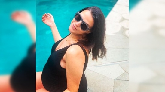 Neha Dhupia looks uber-cute as she poses with her baby bump.(Instagram/@nehadhupia)