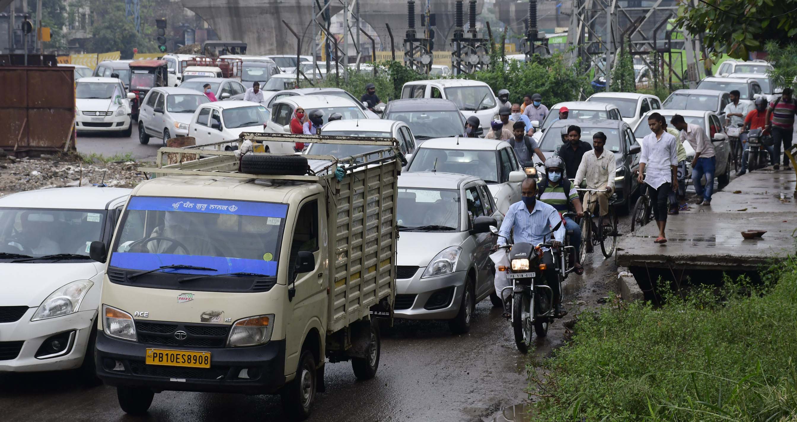 Traffic jam at Ferozepur road in Ludhiana on Friday. (Harsimar Pal Singh/HT) Traffic jam at Ferozepur road in Ludhiana on Friday. (Harsimar Pal Singh/HT)