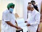 Punjab Chief Minister Captain Amarinder Singh submits his resignation to Governor Banwarilal Purohit, at Raj Bhavan, in Chandigarh. Punjab Chief Minister Captain Amarinder Singh submits his resignation to Governor Banwarilal Purohit, at Raj Bhavan, in Chandigarh.