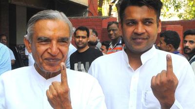 Tricity Buzz: Congress leader Pawan Kumar Bansal and his son Manish Bansal in Chandigarh. (HT File Photo) Tricity Buzz: Congress leader Pawan Kumar Bansal and his son Manish Bansal in Chandigarh. (HT File Photo)