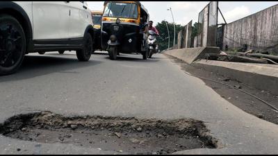 Pothole on Subhash Bridge in Kalyan despite crores of rupees spent on road repair works. (Rishikesh Chaudhary/ht photo)