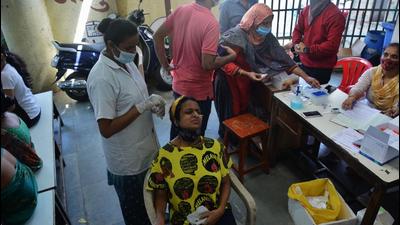Data from centralised portal Indian Covid-19 Genome Surveillance (ICGS), maintained by CSIR-Institute of Genomics and Integrative Biology (CSIR-IGIB), has revealed that last month 44% samples sequenced from Maharashtra were identified with the new sub-lineage of Delta variant—AY.4— which was higher than other Delta variants. (Praful Gangurde /HT PHOTO) Data from centralised portal Indian Covid-19 Genome Surveillance (ICGS), maintained by CSIR-Institute of Genomics and Integrative Biology (CSIR-IGIB), has revealed that last month 44% samples sequenced from Maharashtra were identified with the new sub-lineage of Delta variant—AY.4— which was higher than other Delta variants. (Praful Gangurde /HT PHOTO)