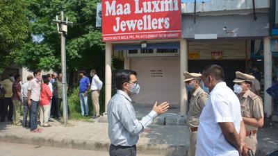 Police carrying out probe at the jewellery shop in Sector 8, Panchkula, on Saturday. (Sant Arora/HT) Police carrying out probe at the jewellery shop in Sector 8, Panchkula, on Saturday. (Sant Arora/HT)