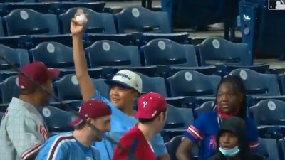 The image shows a baseball fan catching the ball. (Twitter/@Cut4)