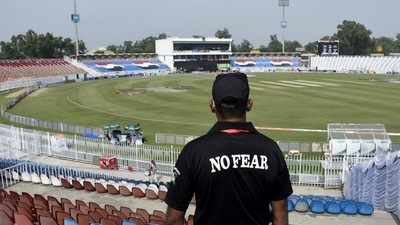 A member of the Police Elite Force stands guard at the Rawalpindi Cricket Stadium, after the New Zealand cricket team pulled out of a Pakistan cricket tour over security concerns, in Rawalpindi, Pakistan September 17, 2021. REUTERS/Waseem Khan (REUTERS)
