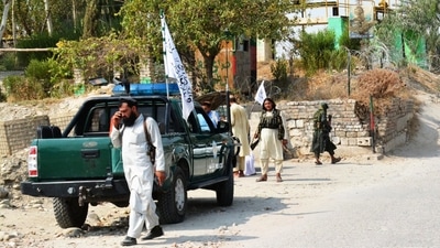 Taliban members inspect near the site of a blast in Jalalabad on Saturday. (AFP Photo)