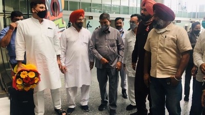 Punjab Congress president Navjot Singh Sidhu (second from right) receiving party leaders Harish Rawat (centre), Ajay Maken and Harish Chaudhary at the Chandigarh airport on Saturday. (HT Photo)