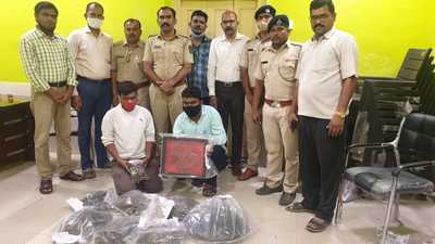 Forest officials of Kalyan, and Wildlife Crime Control Bureau, with the seized black coral and hatha jodi in Kalyan. (HT PHOTO)