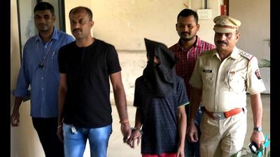 Majirul Haque from West Bengal (centre), 27 years, arrested by Police for kidnapping a four-year-old boy from Taloja, at DCP office, APMC, Navi Mumbai, on Saturday. (HT PHOTO) Majirul Haque from West Bengal (centre), 27 years, arrested by Police for kidnapping a four-year-old boy from Taloja, at DCP office, APMC, Navi Mumbai, on Saturday. (HT PHOTO)