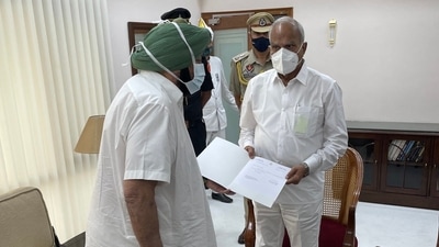 Punjab chief minister Captain Amarinder Singh submits resignation to governor Banwarilal Purohit. (Twitter/@RaninderSingh) Punjab chief minister Captain Amarinder Singh submits resignation to governor Banwarilal Purohit. (Twitter/@RaninderSingh)
