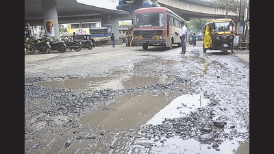 A pothole on one of the roads at Kalyan Naka in Bhiwandi . (Praful Gangurde/HT PHOTO) A pothole on one of the roads at Kalyan Naka in Bhiwandi . (Praful Gangurde/HT PHOTO)