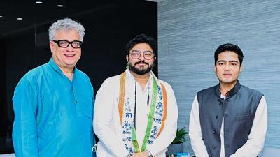 TMC leaders Abhishek Banerjee and Derek O’Brien welcome Babul Supriyo (centre) to the party on Saturday. (PTI) TMC leaders Abhishek Banerjee and Derek O’Brien welcome Babul Supriyo (centre) to the party on Saturday. (PTI)