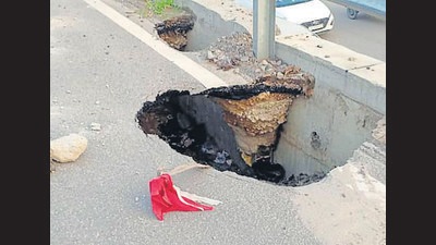 Authorities suspect that the portion of flyover on theJalandhar-Panipat highway may have caved-in due to soil erosion during rainfall. (HT Photo)