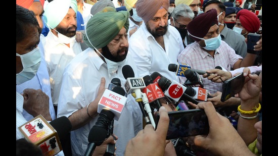 Captain Amarinder Singh interacts with the media outside Punjab Raj Bhawan after submitting a resignation from the post of Punjab Chief Minister to the Punjab Governor on Saturday. (Ravi Kumar/HT)