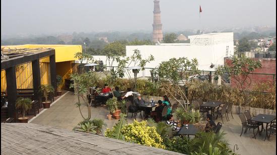 According to the policy, applicants will have to submit an NOC from the land owner for using the open space/terrace for service purpose only. It also makes it mandatory for restaurant owners to get an NOC from the Delhi Fire Service. (Picture for representation only/HT)