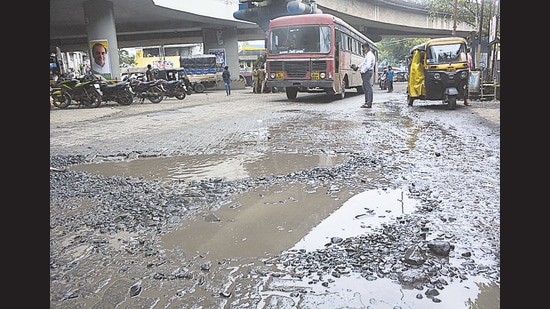 A pothole on one of the roads at Kalyan Naka in Bhiwandi . (Praful Gangurde/HT PHOTO)