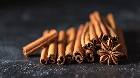 5. Boil half tsp cinnamon powder or small cinnamon stick in 250 ml of water for five minutes, strain and let it be warm or cold enough, then add some honey and lemon and drink it.(Pixabay)