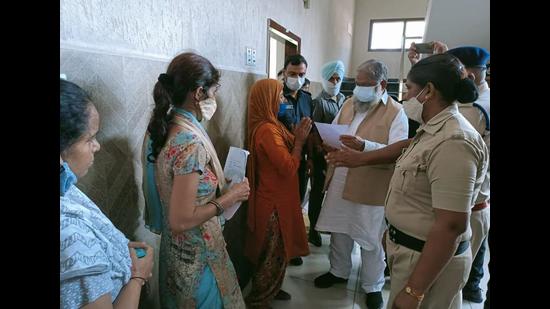 Haryana health minister Anil Vij listening to complaints at PWD Rest House in Ambala Cantt on Saturday. (HT Photo)