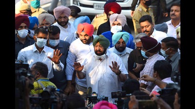 Captain Amarinder Singh interacts with the media outside Punjab Raj Bhawan after submitting a resignation from the post of Punjab Chief Minister to the Punjab Governor on Saturday. (Ravi Kumar/HT) Captain Amarinder Singh interacts with the media outside Punjab Raj Bhawan after submitting a resignation from the post of Punjab Chief Minister to the Punjab Governor on Saturday. (Ravi Kumar/HT)
