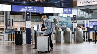 Covid-19: A passenger wearing a face mask walks at the Helsinki-Vantaa airport in Vantaa&nbsp; (File Photo / REUTERS)